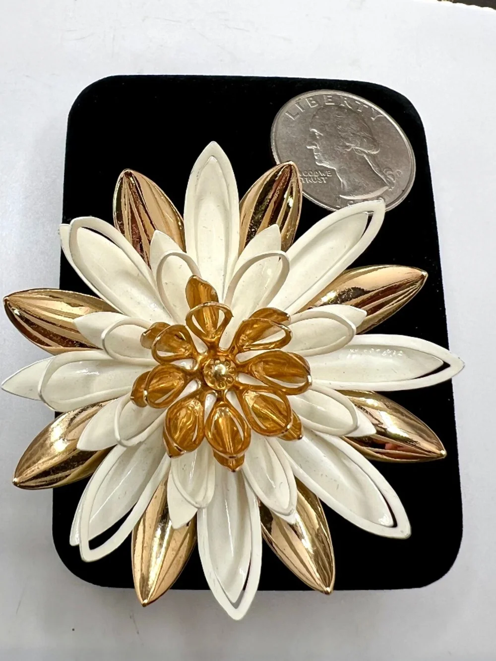 Sarah Coventry Water Lily Brooch - 6587  1966
